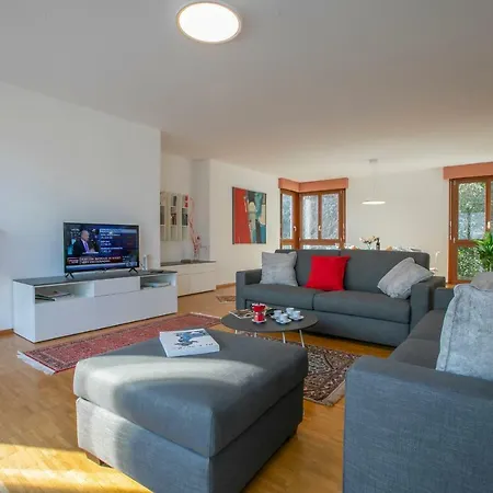 Top Of The Lake Apartment
